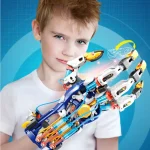 Mano robotica educativa con componenti colorati e motori, progettata per insegnare ai bambini i principi della robotica e della tecnologia.