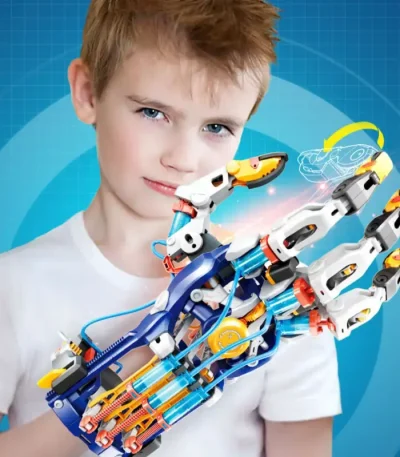Mano robotica educativa con componenti colorati e motori, progettata per insegnare ai bambini i principi della robotica e della tecnologia.