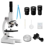 Microscopio con obiettivi, pinzette, pipette e accessori per analisi scientifiche e didattiche. Ideale per laboratori e studi di biologia, chimica e scienze naturali.