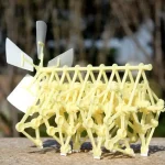Modellino di insetto in plastica, decorazione scientifica con ali e corpo dettagliato, ideale per studi o decorazioni a tema scientifico.
