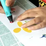 Punto colorato con penna a caldo su carta.