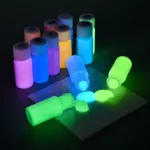 Vasi di vernice fluorescente che brillano al buio, ideali per decorazioni scientifiche e artistiche, creando effetti luminosi sorprendenti in ambienti oscuri.