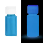 Pillole di luce fluorescente blu visibile anche al buio, perfette come decorazioni scientifiche o oggetti educativi per esperimenti di fluorescenza.