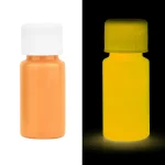 Pillole di vernice fluorescente arancione e gialla, visibili in condizioni di luce normale e UV, ideali per decorazioni scientifiche e progetti creativi.