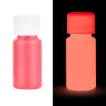 Bottiglia fluorescente rosa visibile sia in luce normale che in luce UV, evidenziando l'effetto luminoso nel buio. Perfetta come decorazione scientifica o oggetto di studio.