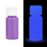 Vaso di laboratorio fluorescente che brilla sotto luce UV, ideale per decorazioni scientifiche e ambientazioni educative.