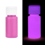 Vaso fluorescente rosa e viola, visibile in condizioni di luce normale e sotto luce UV, evidenziando le proprietà luminose e decorativi di questi oggetti scientifici.