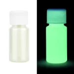 Flacone di sostanza fluorescente visibile anche al buio, con tappo azzurro e corpo che emette luce verde brillante. Perfetto come decorazione scientifica o oggetto luminoso.