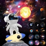 Modello di astronauta in miniatura su razzo, con sfondo di spazio cosmico, pianeti e stelle, perfetto come decorazione scientifica e oggetto educativo.