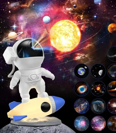 Modello di astronauta in miniatura su razzo, con sfondo di spazio cosmico, pianeti e stelle, perfetto come decorazione scientifica e oggetto educativo.