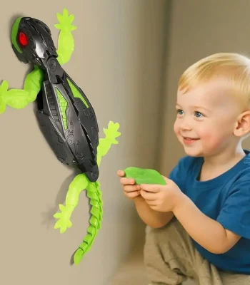 Bambino che gioca con una lucertola robotica educativa, dotata di luci e movimento, appesa al muro. Perfetta come decorazione scientifica interattiva per ambienti educativi e ludici.