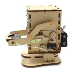 Motore meccanico in legno con ingranaggi e componenti in miniatura, ideale come decorazione scientifica o oggetto educativo.