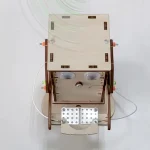 Robot educativo in legno con sensori e motori, perfetto per progetti scientifici e didattici, realizzato con materiali di alta qualità e design innovativo.