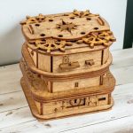 Orologio in legno con ingranaggi e simboli scientifici, decorazione originale e artigianale, perfetto come oggetto decorativo o regalo a tema scientifico.