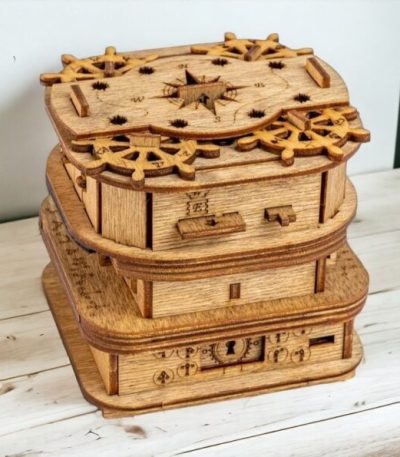 Orologio in legno con ingranaggi e simboli scientifici, decorazione originale e artigianale, perfetto come oggetto decorativo o regalo a tema scientifico.