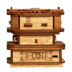 Oggetto decorativo in legno con elementi ispirati alla scienza e alla meccanica, perfetto per appassionati e collezionisti.