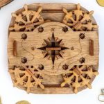 Orologio decorativo in legno con bussola e ruote di ingranaggi, ispirato a strumenti scientifici e nautici, perfetto come decorazione per appassionati di scienza e avventure.