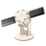 Modello di pianeta Terra in legno con pannelli solari, decorazione scientifica educativa, perfetta per appassionati di astronomia e scienza, sostenibile e dettagliata.