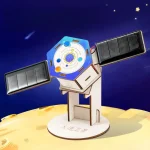 Modello di satellite artificiale con pannelli solari e sistema di rilevamento, rappresentato in un'illustrazione educativa. Perfetto come decorazione scientifica per appassionati di astronomia.