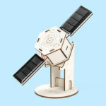 Modello in miniatura di un pianeta Terra con satelliti solari, realizzato in materiali di alta qualità, perfetto come decorazione scientifica educativa.