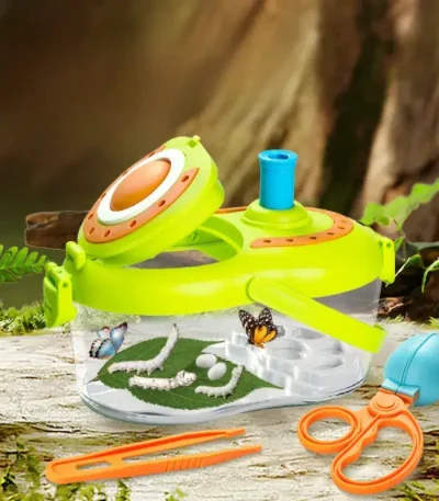 Gioco scientifico per bambini con strumenti di esplorazione della natura, inclusi microscopio e accessori colorati, ideale per stimolare curiosità e apprendimento all'aperto.
