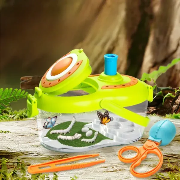 Gioco scientifico per bambini con strumenti di esplorazione della natura, inclusi microscopio e accessori colorati, ideale per stimolare curiosità e apprendimento all'aperto.