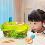 Bambina che osserva un terrario con pesci e piante, gioco educativo scientifico per bambini, decorazione per ambienti domestici e scolastici.