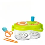 Gioco di plastilina con strumenti di modellazione colorati, inclusi forbici, spatola e stampi, ideale per bambini per sviluppare creatività e manualità.