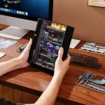 Persona che tiene un kit di modellismo scientifico con componenti e strumenti per esperimenti e decorazioni scientifiche, ideale per appassionati di scienza e educatori.
