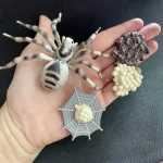 Ragno decorativo realistico con ragnatela e oggetti scientifici, perfetto come decorazione originale e educativa. Ideale per appassionati di scienza e decorazioni creative.