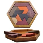 Oggetto decorativo in legno con forme geometriche colorate, ideale come gioco educativo o decorazione scientifica.