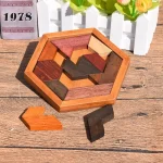 Pezzi di legno colorati e geometrici disposti in un contenitore esagonale, ideali per giochi di logica o decorazioni artistiche.