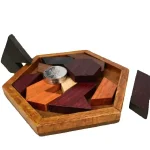 Set di pezzi di legno colorati per puzzle geometrici, ideali come decorazioni scientifiche o giochi educativi, presentati in una scatola di legno naturale.