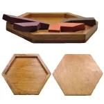 Piatto in legno esagonale con pezzi di puzzle colorati, perfetto come decorazione scientifica o gioco educativo. Ideale per appassionati di scienza e design, aggiunge un tocco originale a ogni ambient.
