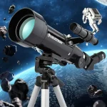 Telescopio astronomico Celestron con astronauta nello spazio, tra asteroidi e pianeti, ideale per appassionati di astronomia e decorazioni scientifiche.