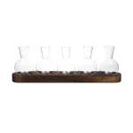 Vetreria scientifica composta da cinque bicchieri di vetro su una base di legno, ideale per decorazioni scientifiche o esposizioni. Perfetta per appassionati di scienza e collezionisti di oggetti unic.
