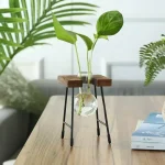 Pianta in vaso con supporto di design in legno e metallo, decorazione moderna per interni, ideale per uffici e soggiorni.