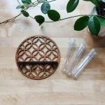 Piatto decorativo in legno con supporto, ideale come oggetto scientifico o decorazione per ambienti studi e laboratori.