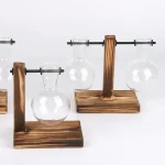Esperimento di chimica con provette in vetro e supporto in legno, perfetto come decorazione scientifica. Ideale per appassionati di scienza e arredamento a tema.