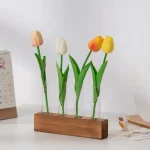 Tulipani decorativi in vetro e legno, perfetti come oggetti scientifici o decorazioni per la casa e l'ufficio.