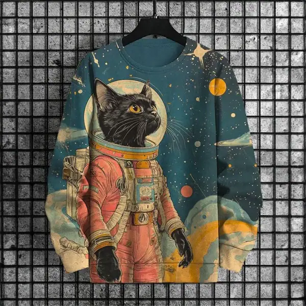 Abbigliamento con design di un gatto nero in tuta spaziale, in un ambiente cosmico con pianeti e stelle, perfetto per gli amanti della scienza e dell'astronomia.
