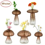 Vasi decorativi in vetro ispirati a oggetti scientifici, con fiori colorati e design originale, perfetti come decorazioni da scrivania o casa.