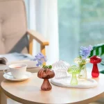 Vasi a forma di funghi in vetro colorato con fiori di lavanda, decorazioni scientifiche per la casa.