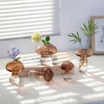 Vasi in vetro a forma di funghi, perfetti per una decorazione d'interni naturale ed elegante. Ideali per mettere in risalto fiori freschi o secchi nella tua casa o ufficio.