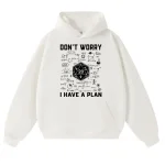 Felpa bianca con grafica di formule scientifiche e un dado da gioco, con testo "Don't worry, I have a plan", perfetta per appassionati di scienza e giochi di ruolo.