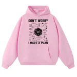 Felpa rosa con grafica di formule scientifiche e citazione "Don't Worry, I Have a Plan" con un dado da gioco, perfetta per appassionati di scienza e stile casual.