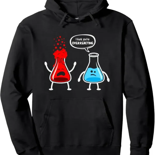 Felpa nera con disegni di un becher e un erlenmeyer che si confrontano, con il testo "I think you're OVERREACTING" in un fumetto. Design divertente e originale, perfetto per appassionati di scienza e.