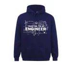 Felpa blu con stampa "Trust me, I'm an engineer" e disegni tecnici, ideale per appassionati di ingegneria e decorazioni scientifiche.