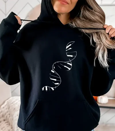 Una donna indossa una felpa con cappuccio nera con un motivo di doppia elica di ADN bianco, illustrando la scienza e la genetica in uno stile casual.