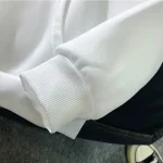 Giacca bianca in cotone con polsini a costine, ideale per uno stile casual o sportivo. Progettata per un comfort ottimale, questa giacca è perfetta per tutte le stagioni.